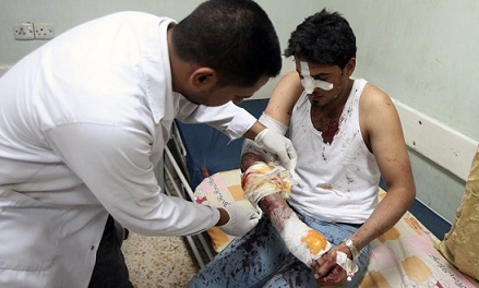 Un civile in Pakistan si fa medicare dopo un attacco di droni