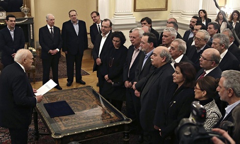 Il giuramento dei nuovi ministri del governo greco. Alexis Tsipras e in fondo a sinistra nella foto.
