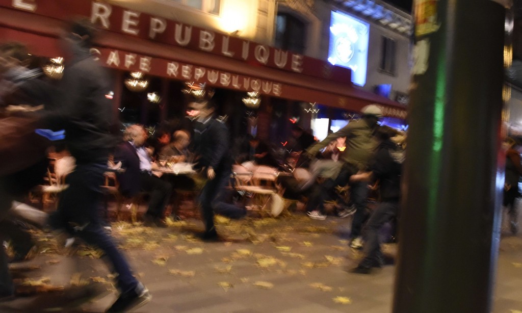 La gente gente scappa pensando che si tratti di spari, invece era scoppiata una lampadina. Parigi il 13 novembre. Foto: Dominique Faget / AFP / Getty Images